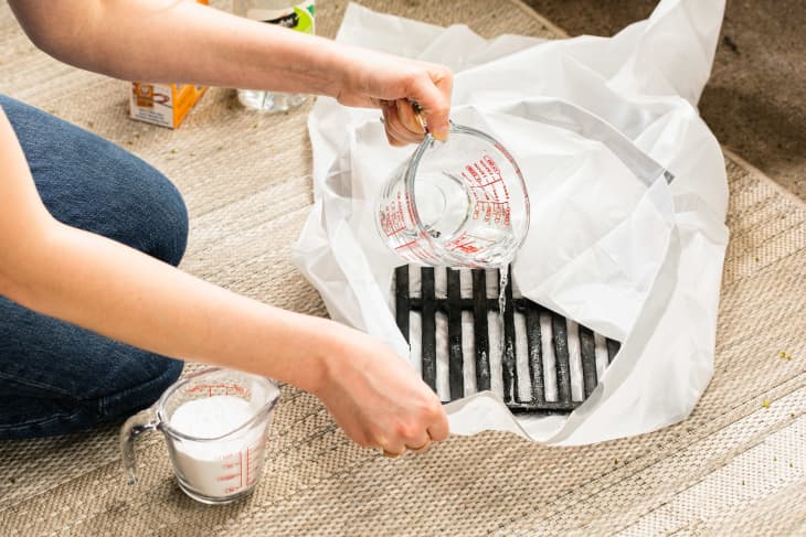 nettoyer une grille de barbecue avec vinaigre et bicarbonate