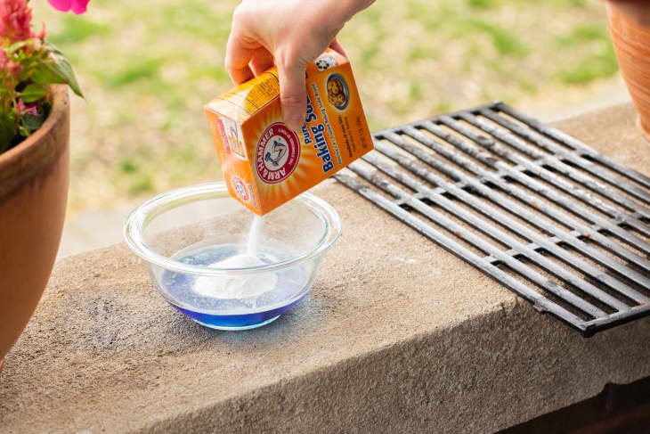 nettoyer une grille de barbecue avec bicarbonate et liquide vaisselle
